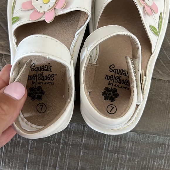 Squeak Me Sandals - Picture 5 of 15